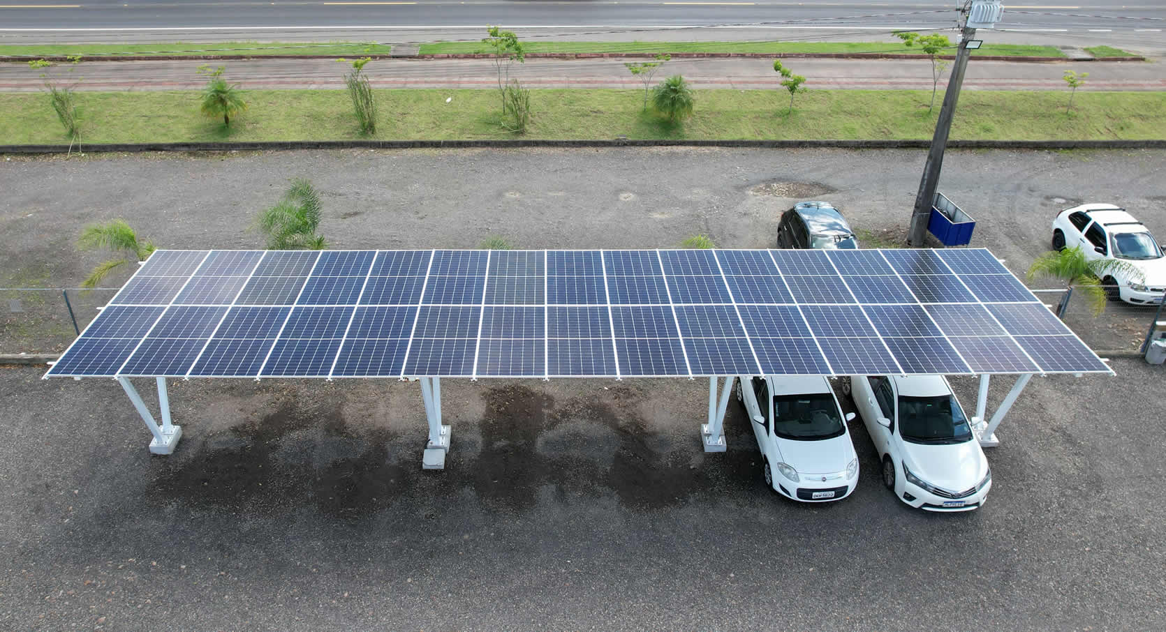Imagem de uma garagem solar também conhecida como CARPORT com módulos instalados no lugar do telhado.
